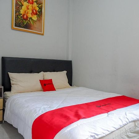 Готель Reddoorz Near Jalan Adi Sucipto Solo Екстер'єр фото