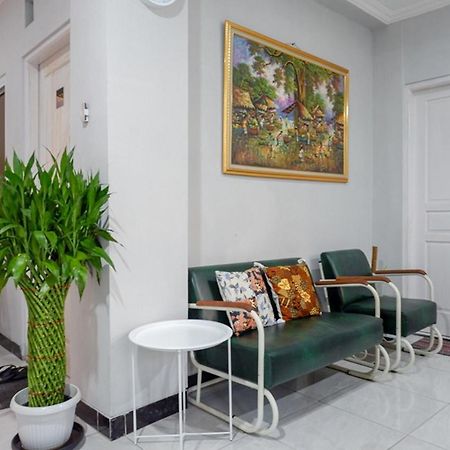 Готель Reddoorz Near Jalan Adi Sucipto Solo Екстер'єр фото