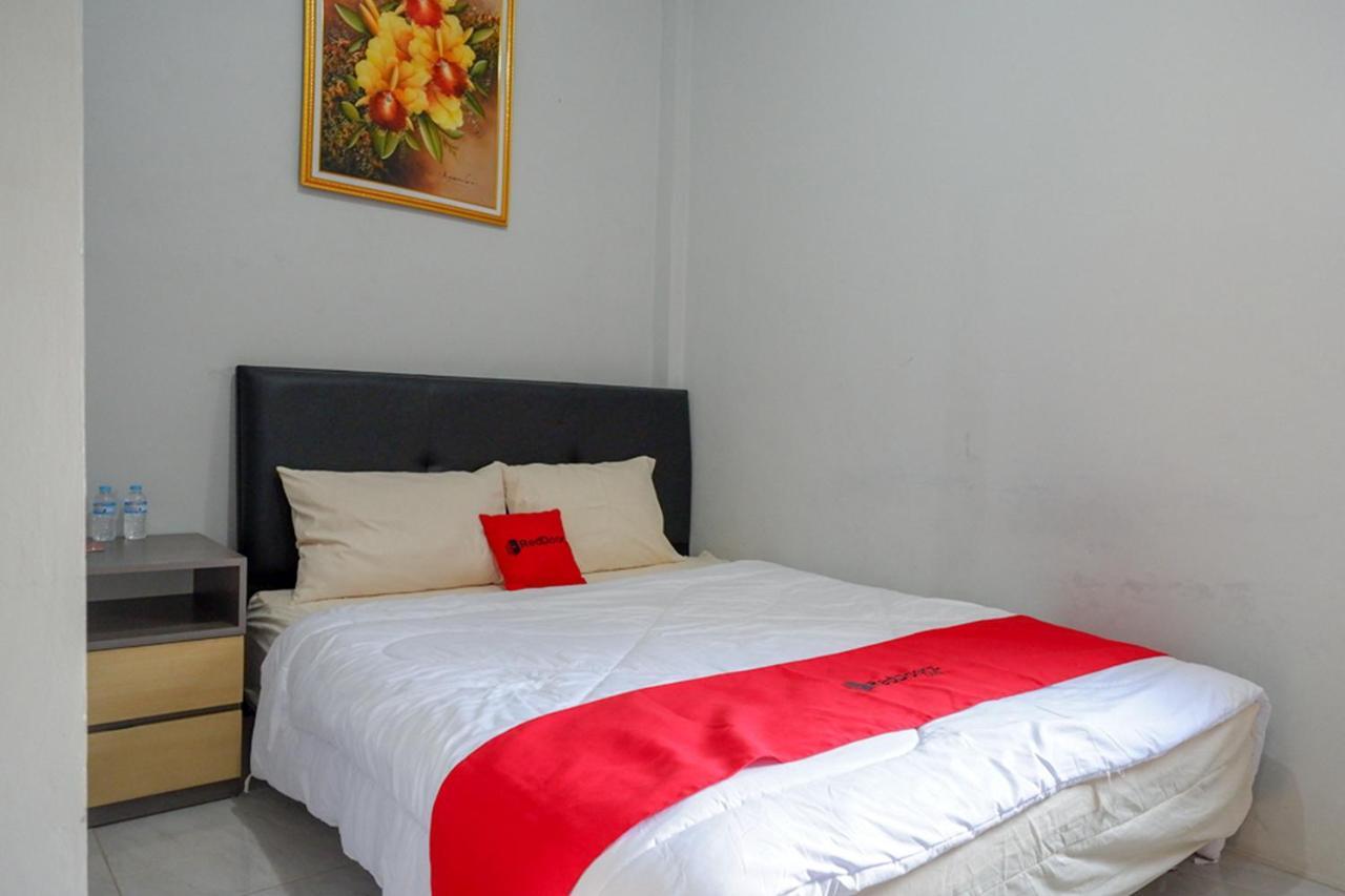 Готель Reddoorz Near Jalan Adi Sucipto Solo Екстер'єр фото