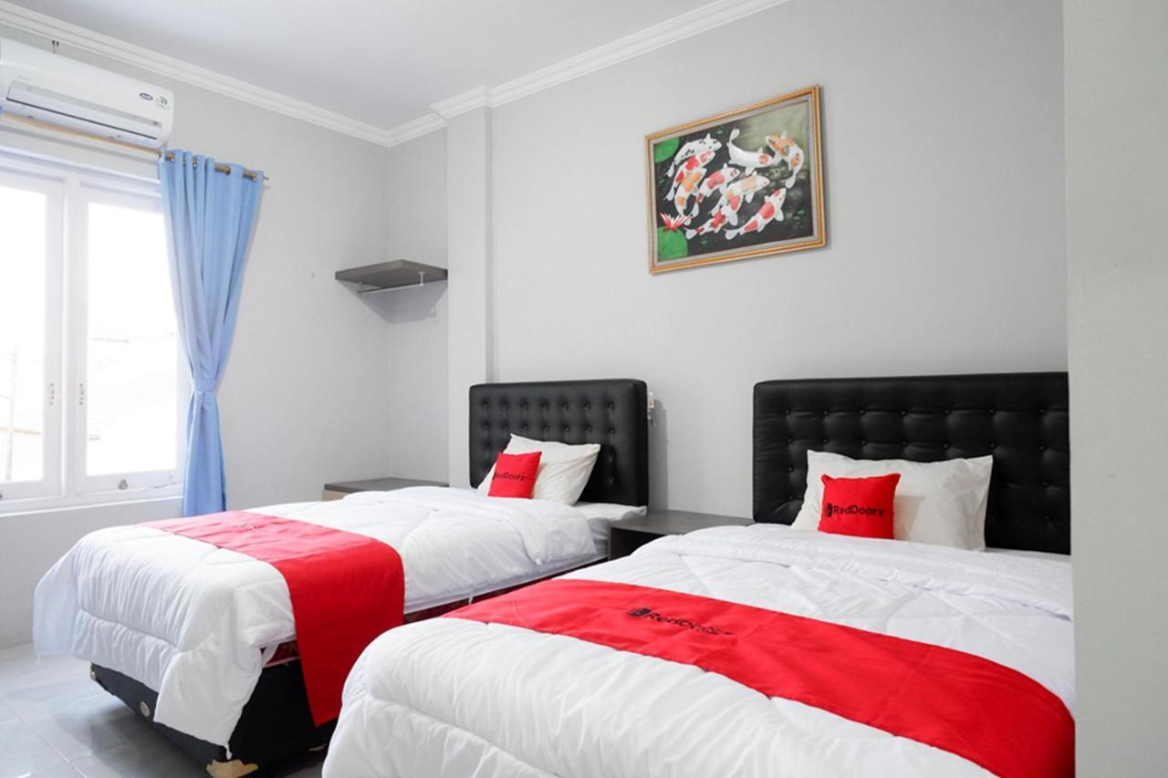 Готель Reddoorz Near Jalan Adi Sucipto Solo Екстер'єр фото