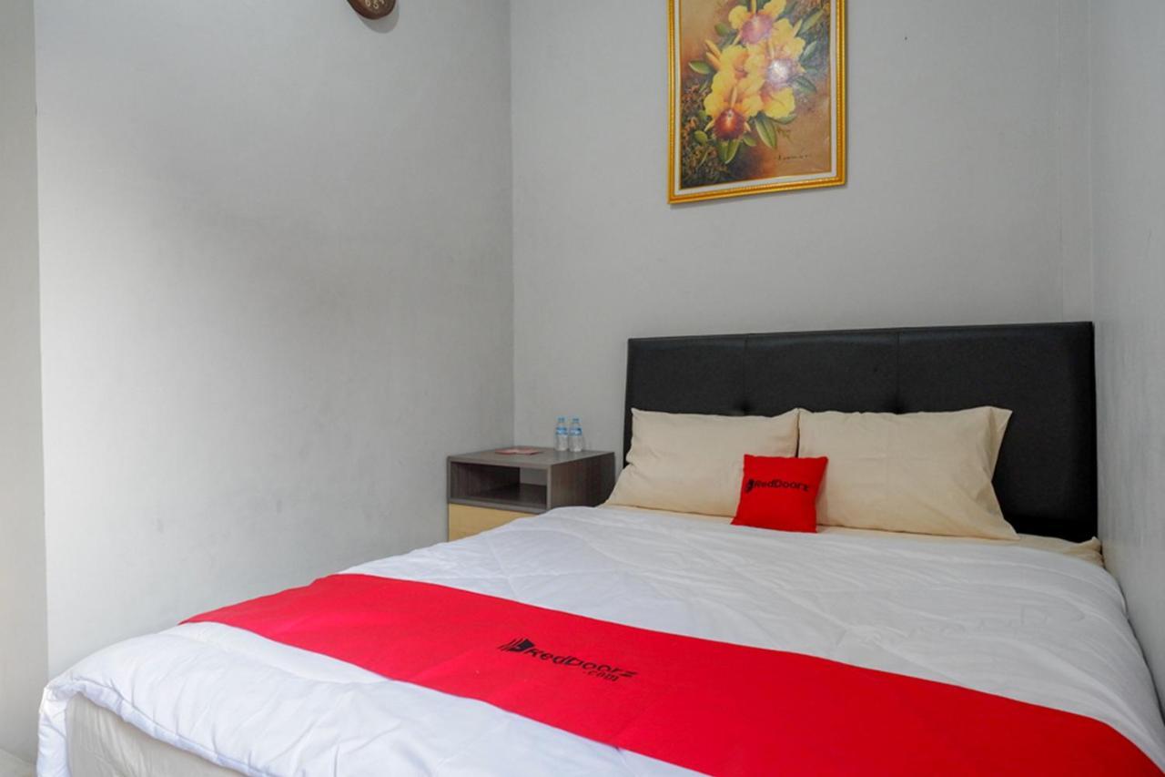 Готель Reddoorz Near Jalan Adi Sucipto Solo Екстер'єр фото