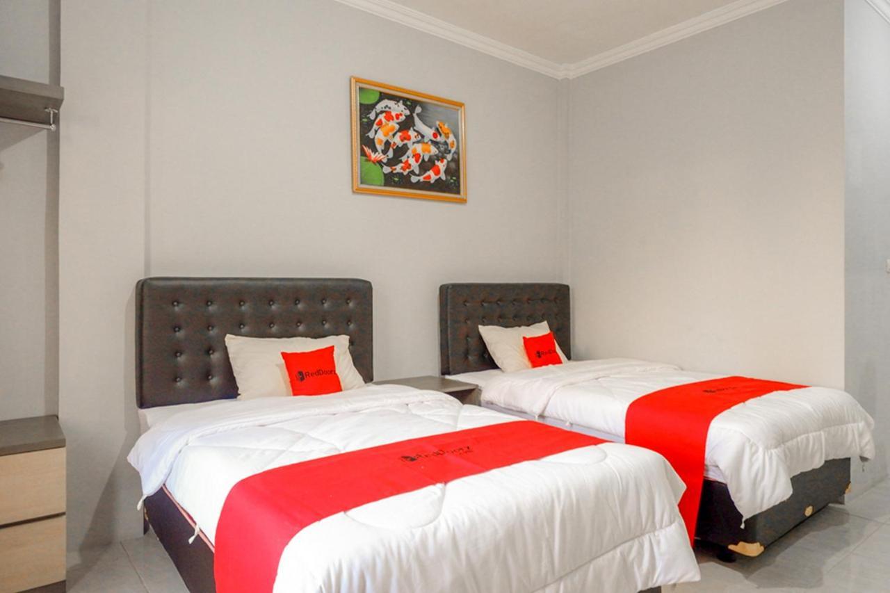 Готель Reddoorz Near Jalan Adi Sucipto Solo Екстер'єр фото
