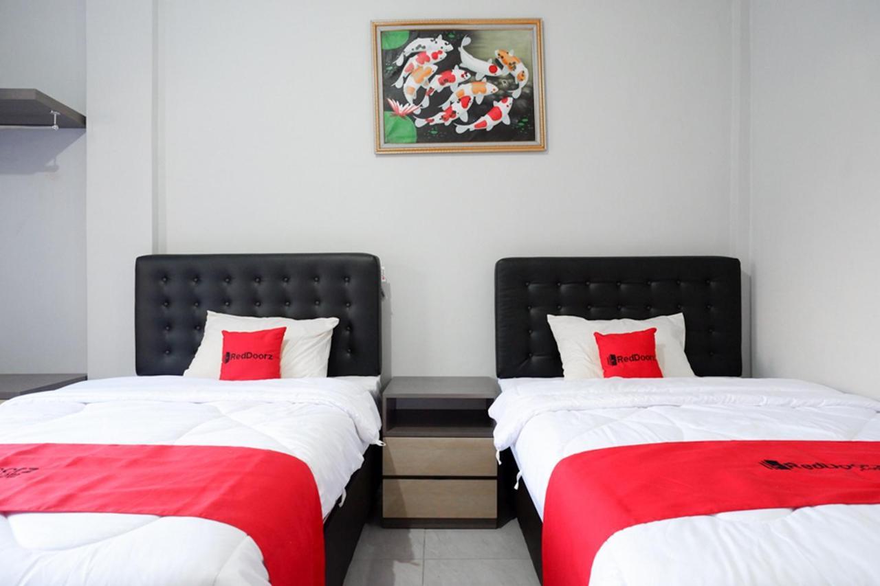 Готель Reddoorz Near Jalan Adi Sucipto Solo Екстер'єр фото
