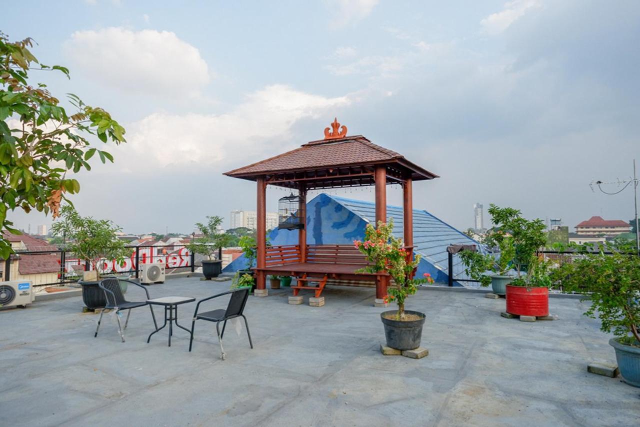 Готель Reddoorz Near Jalan Adi Sucipto Solo Екстер'єр фото