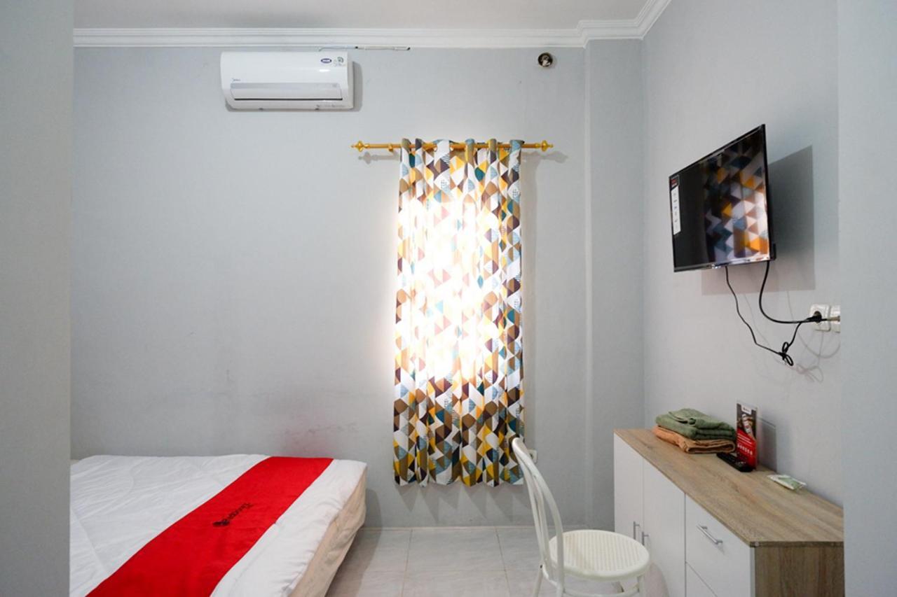 Готель Reddoorz Near Jalan Adi Sucipto Solo Екстер'єр фото