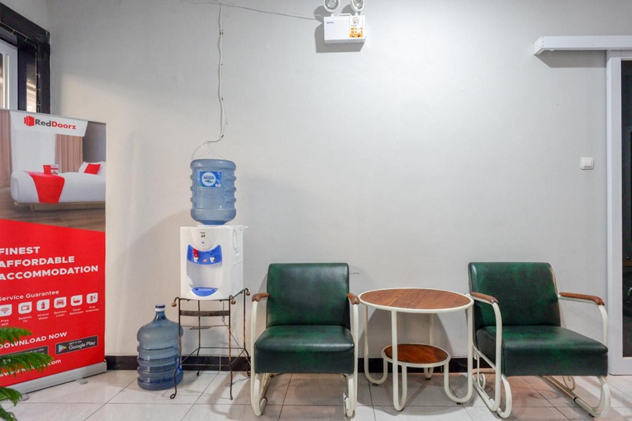 Готель Reddoorz Near Jalan Adi Sucipto Solo Екстер'єр фото