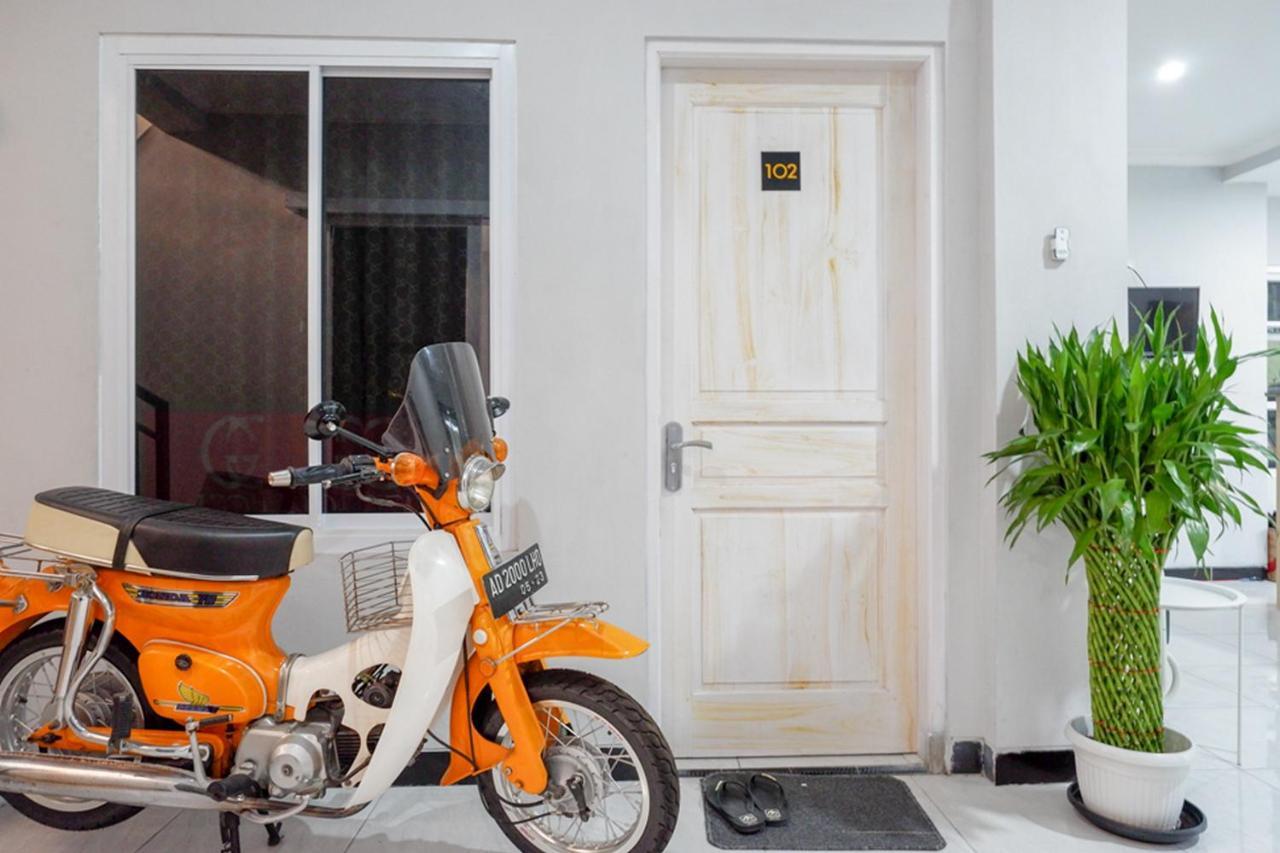 Готель Reddoorz Near Jalan Adi Sucipto Solo Екстер'єр фото