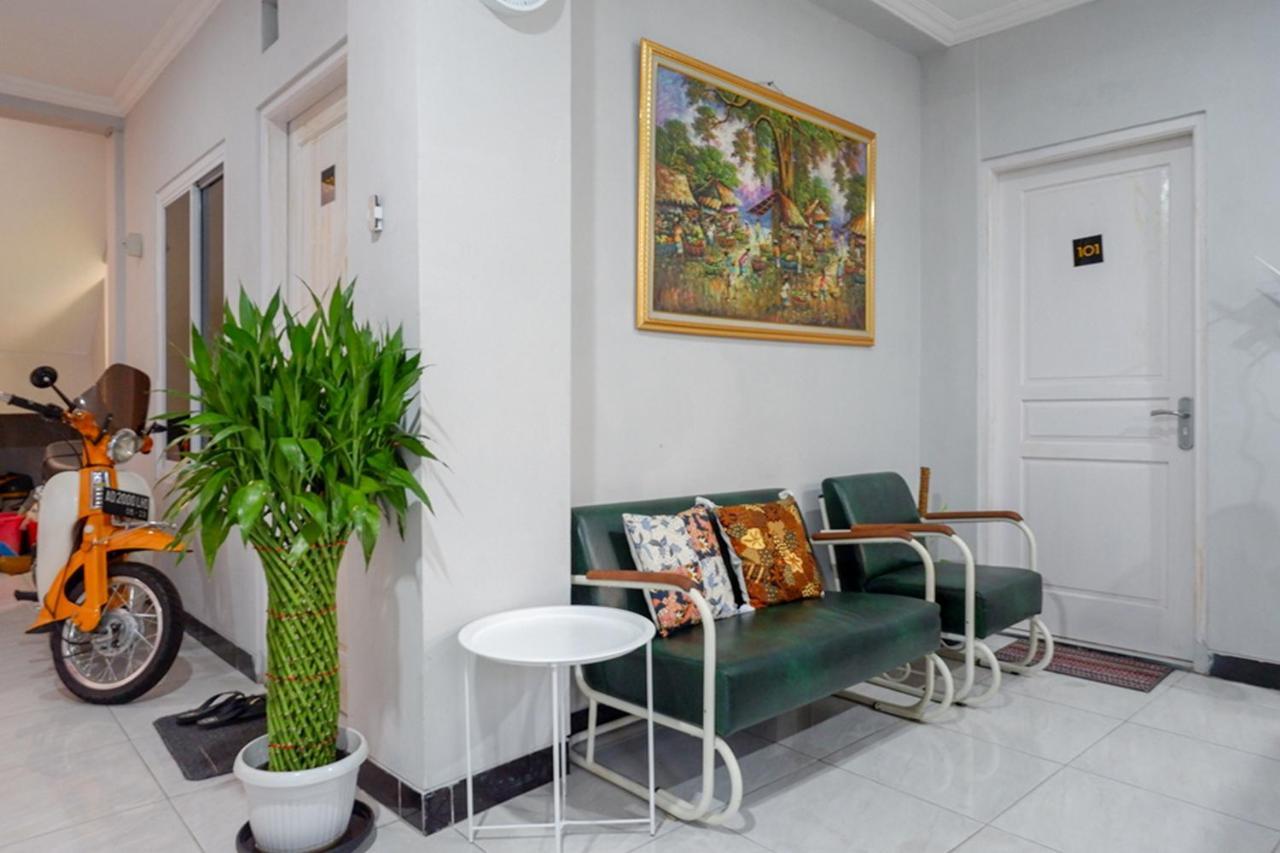 Готель Reddoorz Near Jalan Adi Sucipto Solo Екстер'єр фото