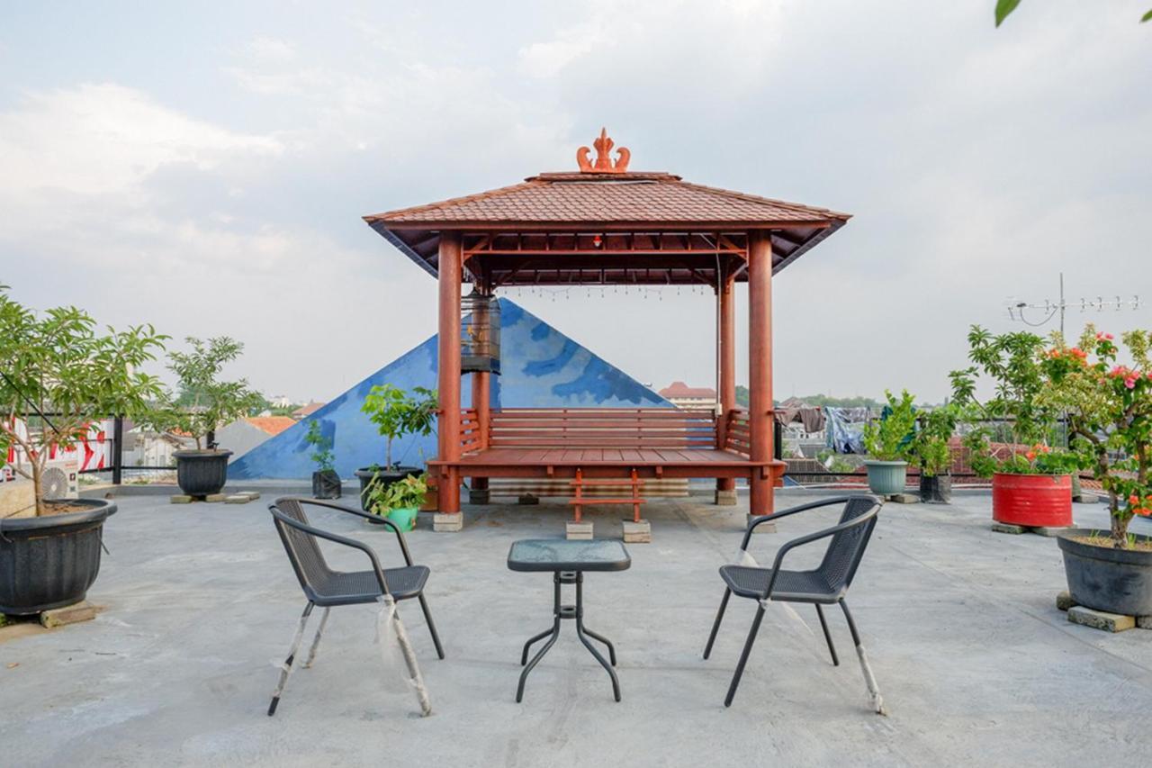 Готель Reddoorz Near Jalan Adi Sucipto Solo Екстер'єр фото