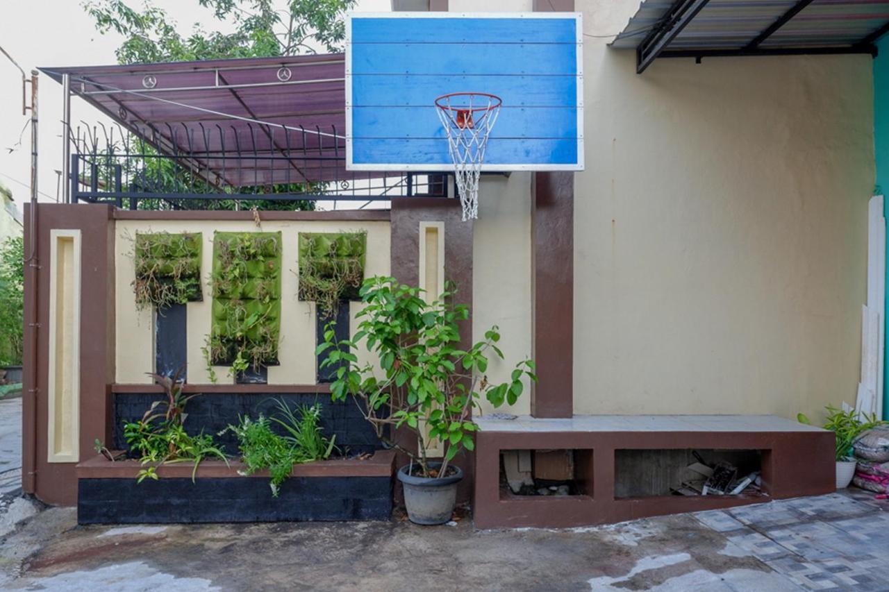 Готель Reddoorz Near Jalan Adi Sucipto Solo Екстер'єр фото