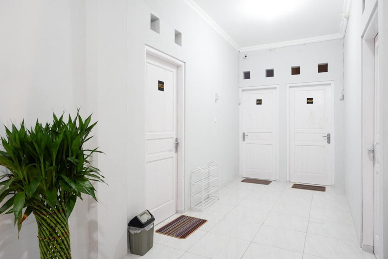 Готель Reddoorz Near Jalan Adi Sucipto Solo Екстер'єр фото