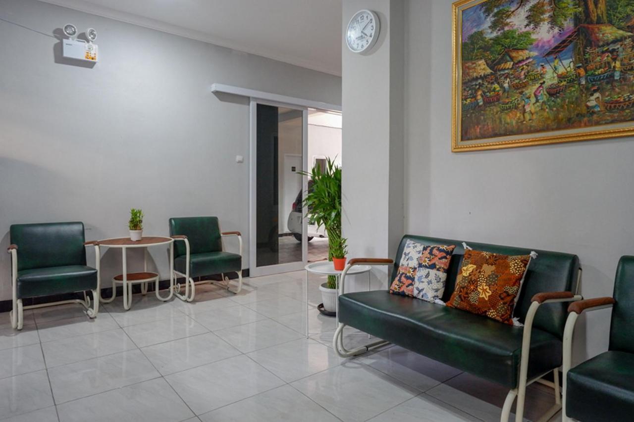 Готель Reddoorz Near Jalan Adi Sucipto Solo Екстер'єр фото